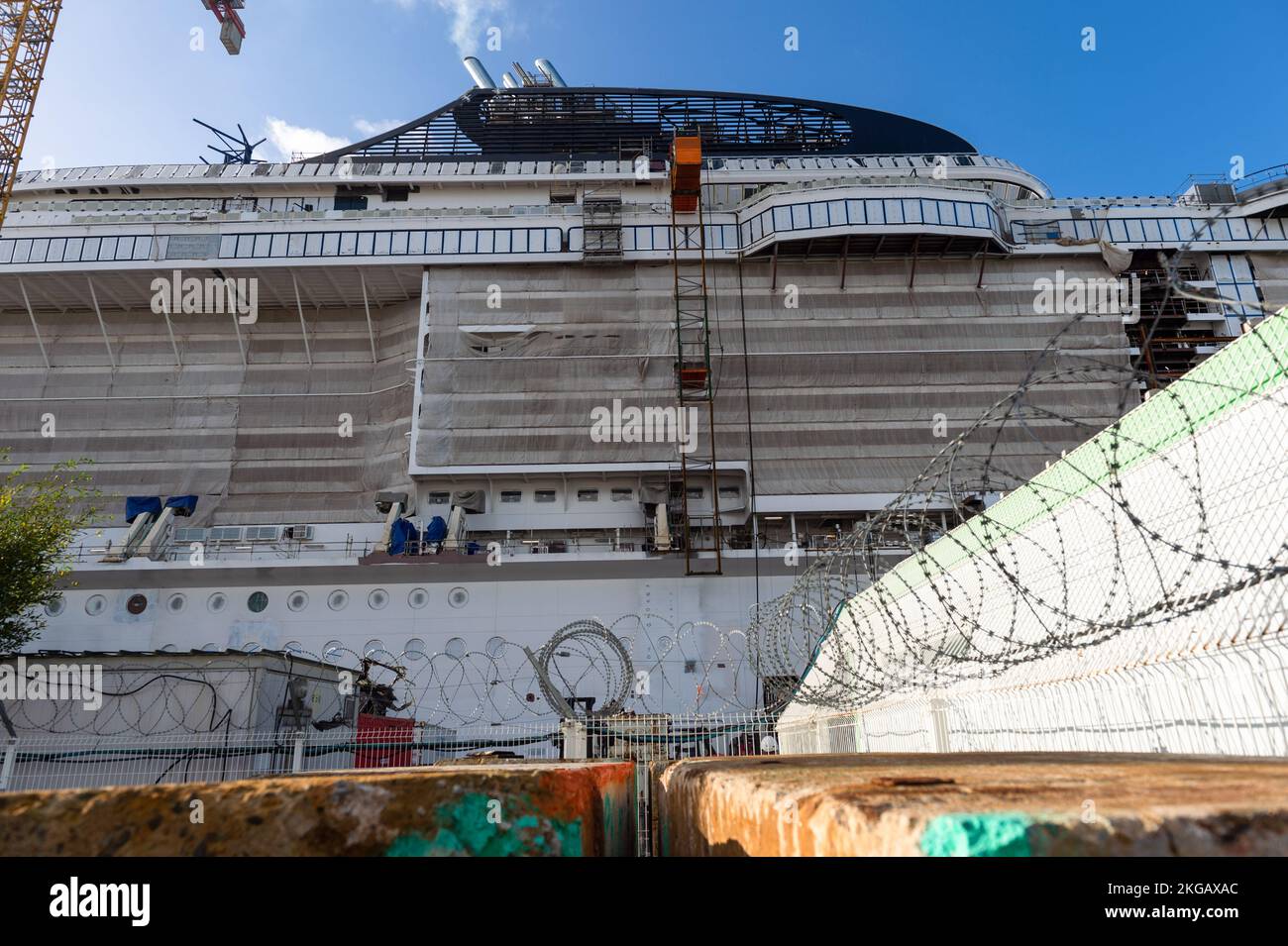 Le navire de croisière MSC Euribia est vu lors de sa construction aux Chantiers de l'Atlantique à Saint-Nazaire (France). Les chantiers maritimes de l'Atlantique à Saint-Nazaire (France) construisent un nouveau navire de croisière pour la société italienne-suisse MSC équipé de technologies durables. Nommé MSC EURIBIA, ce navire est alimenté par du GNL sans émettre d'oxydes de soufre (SOx) et réduit de 85 % les oxydes d'azote (NOx). Il n'émet pas de particules fines et réduit les émissions de gaz à effet de serre de 20 %. Les navires de croisière sont de plus en plus critiqués dans les ports où ils se mettent à quai pour leur pollution. (Photo de Laurent Coust/SOPA I Banque D'Images