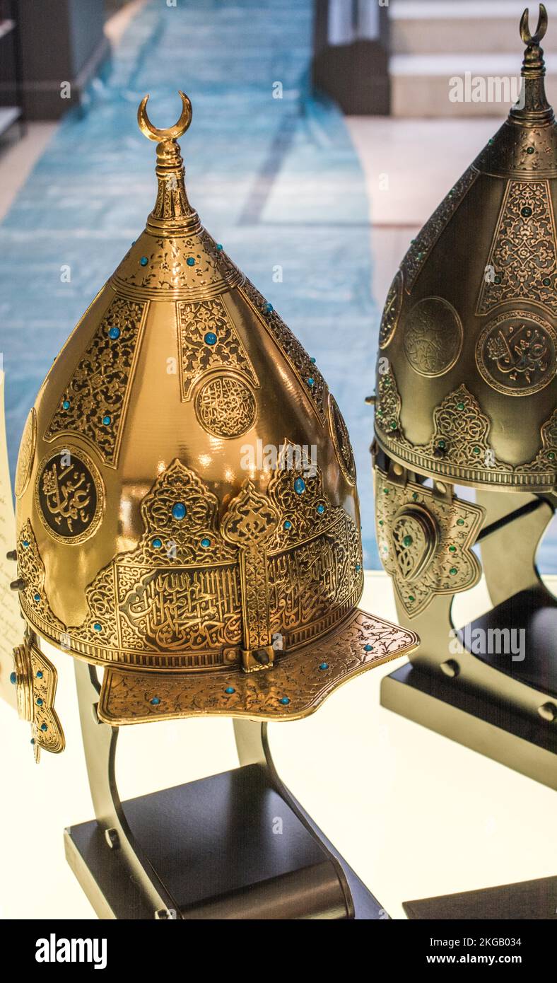Casques décoratifs en métal des guerriers de l'empire ottoman turc Banque D'Images