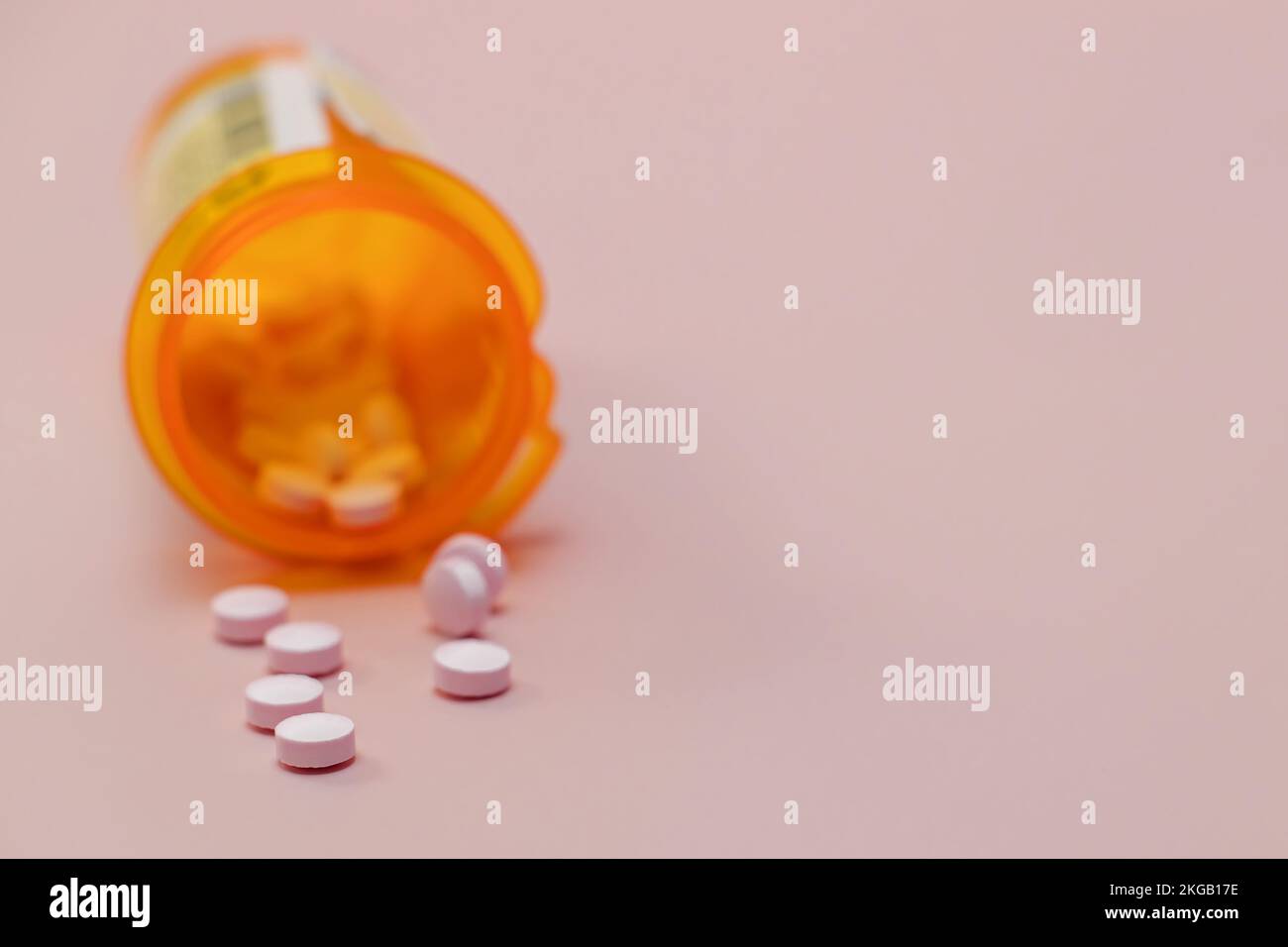 Comprimés en plastique orange bouteille gros plan, médicament prescrit, analgésiques, antidépresseur. Mise au point sélective. Banque D'Images