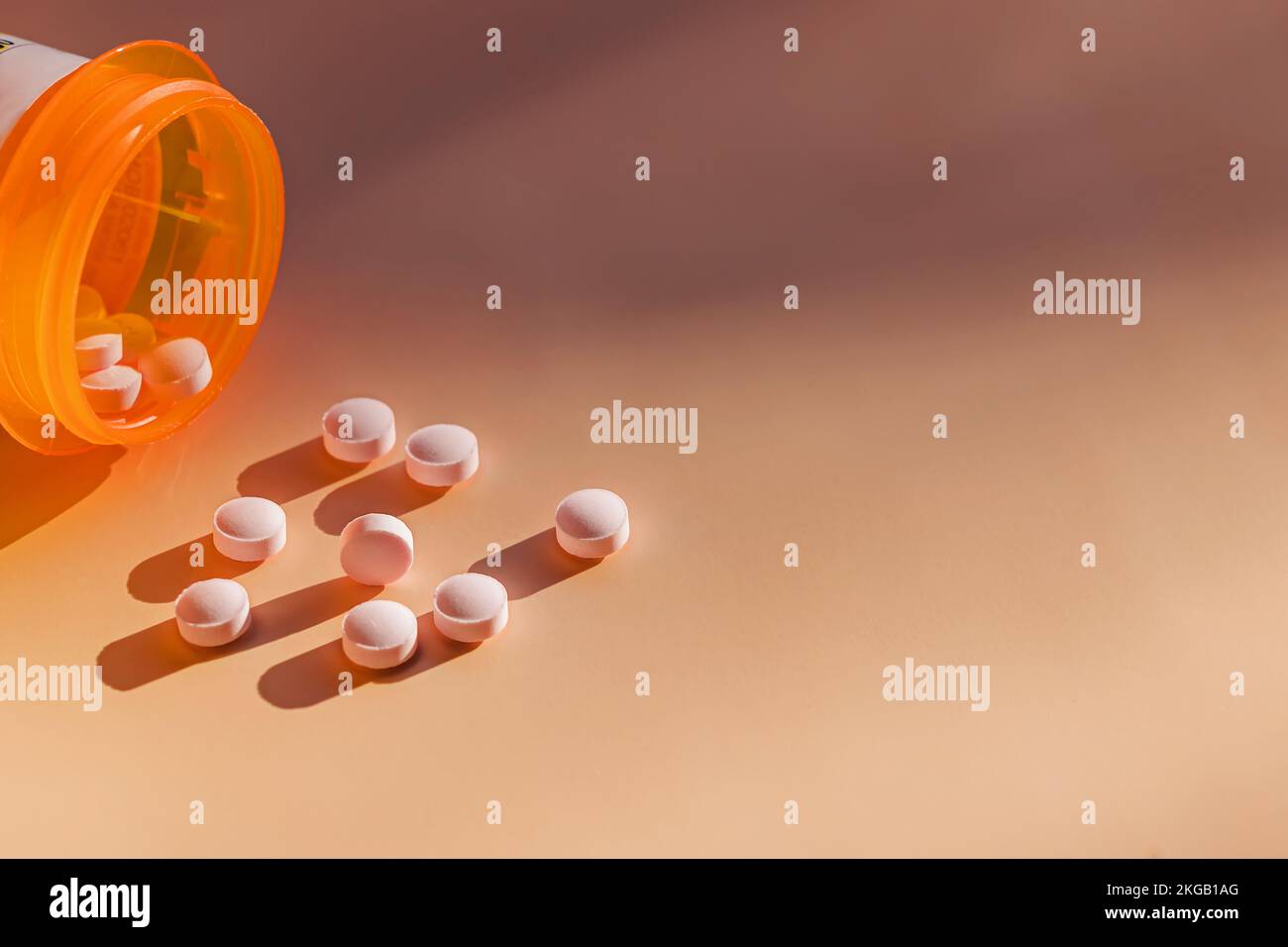 Pilules en bouteille d'orange en plastique, médicaments prescrits, analgésiques, antidépresseurs. Mise au point sélective, lumière naturelle. Banque D'Images