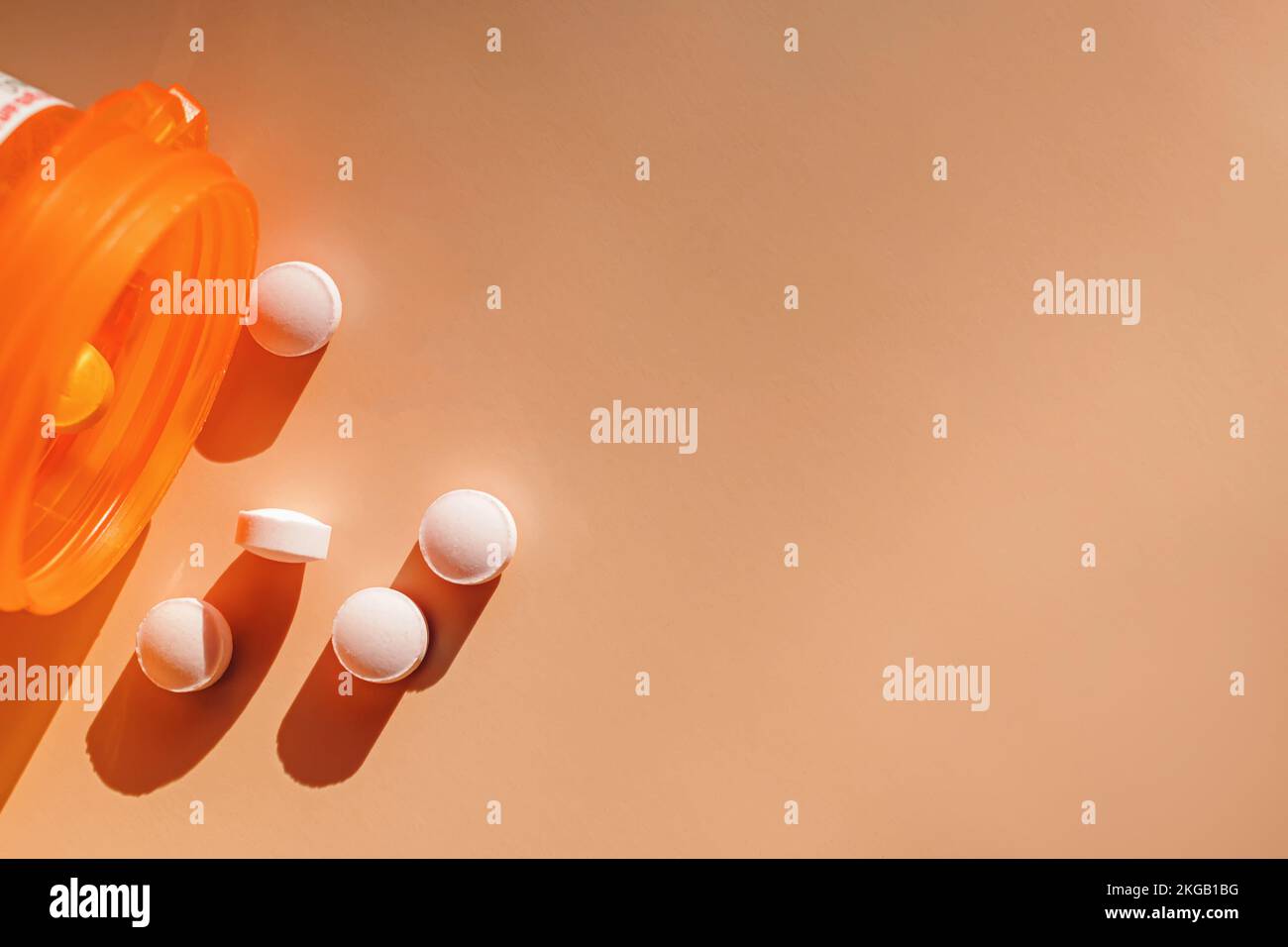Pilules en bouteille d'orange en plastique, médicaments prescrits, analgésiques, antidépresseurs. Mise au point sélective, lumière naturelle. Banque D'Images