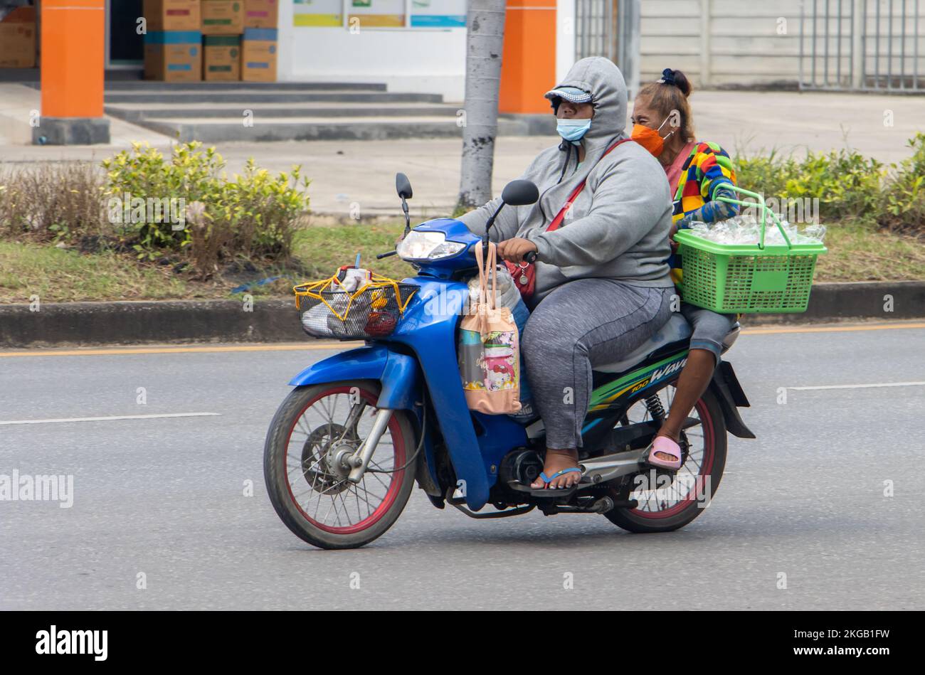 RATCHABURI, THAÏLANDE, NOVEMBRE 16 2022, deux femmes sont à bord d'une moto à l'achat Banque D'Images