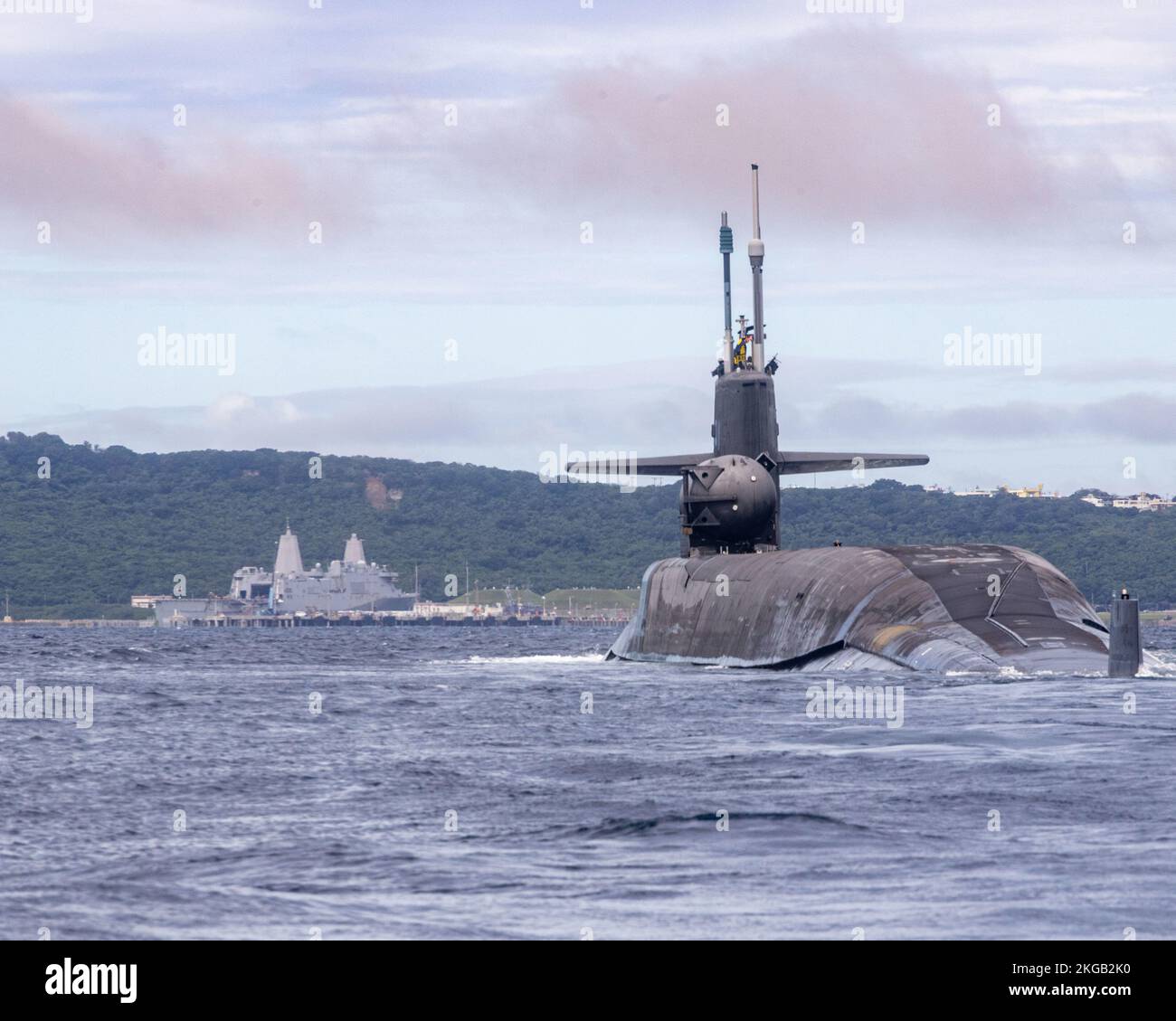 OKINAWA, Japon (10 novembre 2022) le sous-marin de missiles guidés de classe Ohio USS Michigan (SSGN 727) a fait un bref arrêt au personnel près d'Okinawa, au Japon, dans le cadre de son déploiement dans la zone d'opérations de la flotte américaine 7th, le 10 novembre. Le Michigan est domiciliaire à la base navale de Kitsap, dans l'État de Washington, et opère dans la zone d'opérations de la flotte américaine 7th, mène des opérations de sécurité maritime et soutient les intérêts de sécurité nationale. (É.-U. Photo du corps marin par le sergent d'état-major Andrew Ochoa) Banque D'Images