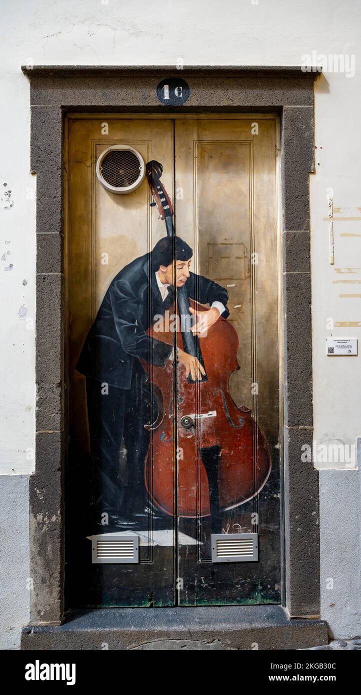 Porte peinte colorée avec musicien jouant la contrebasse, projet d'art Arte de portas abertas, Rua de Santa Maria, Vieille ville, Funchal Madère, Portugal, Banque D'Images