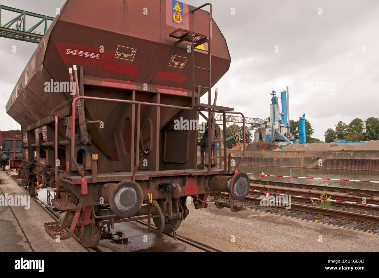 Chariot à déchargement automatique de type FCS, chariot à déchargement automatique ouvert avec deux ouvertures de déchargement de chaque côté et glissières, terminal de transbordement Westkai, Cologne-N. Banque D'Images