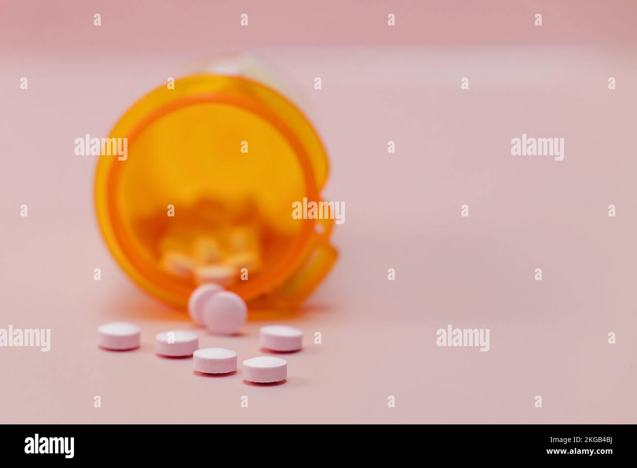 Gros plan des pilules dans une bouteille d'orange en plastique , médicament prescrit. Mise au point sélective. Banque D'Images