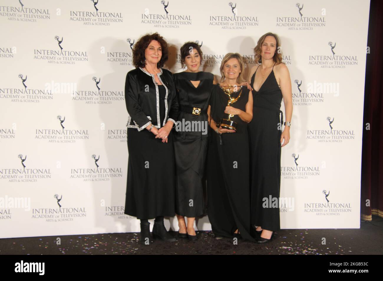 2022 Int Emmy Awards, Press Red Carpet, New York Midtown Hilton, 1335 6th Ave, New York, NY 10019, États-Unis. 21 novembre 2022. « Enfants de Daech les damnes de la guerre », un documentaire acclamé de Cineteve / France télévisions, centré sur la génération perdue des enfants ISIS en Irak, a remporté le Prix Emmy international 2022 pour le meilleur documentaire. Après leur victoire, le directeur de Cineteve, Prod Fabienne Servan Schreiber, et la productrice Estelle Mauriac, la directrice Anne Poirot, et Catherine Alvarez, de la télévision française, ont fait leur apparition sur le tapis rouge de la presse en coulisses. ©Julia Mineeva/EGBN TV News/Alamy Live News Banque D'Images