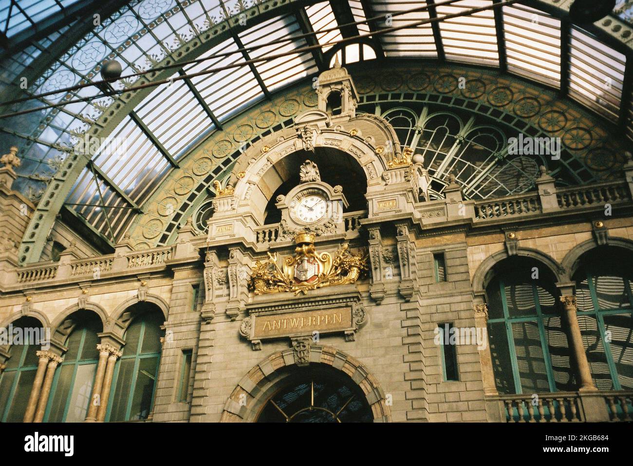 Antwerpen, Belgique. 10th novembre 2022. Les armoiries dorées de la ville d'Anvers ornent la façade de la gare près du quartier des diamants. (À dpa: 'Diamants de conflit: L'affaire avec les diamants russes') crédit: Luise Evers/dpa/Alamy Live News Banque D'Images