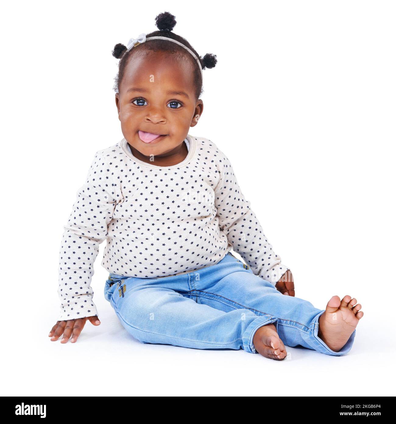 C'était vraiment délicieux. Photo studio d'une adorable petite fille isolée sur blanc. Banque D'Images