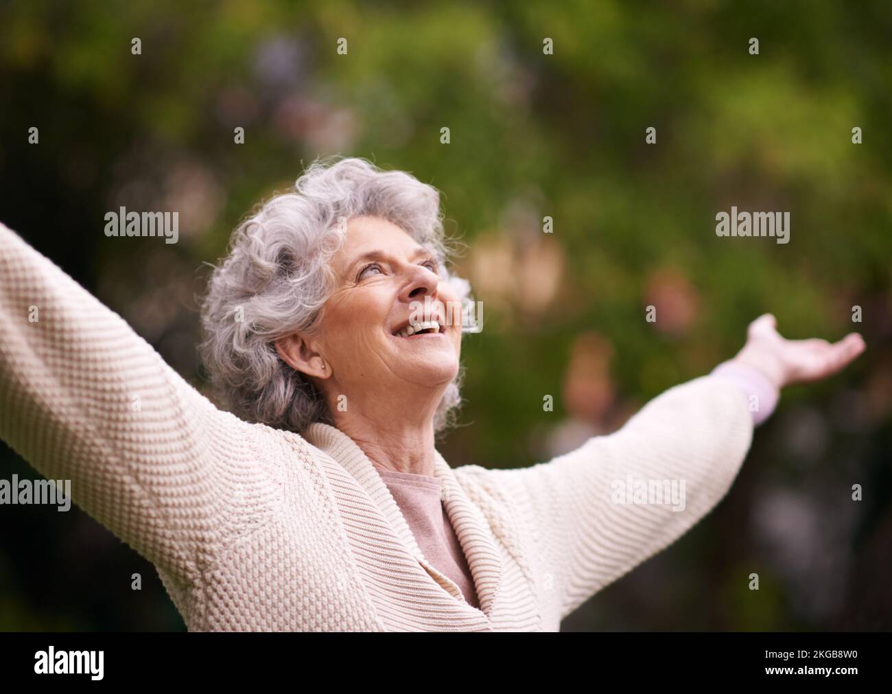 Toujours jeune dans le cœur. une femme âgée en plein air. Banque D'Images