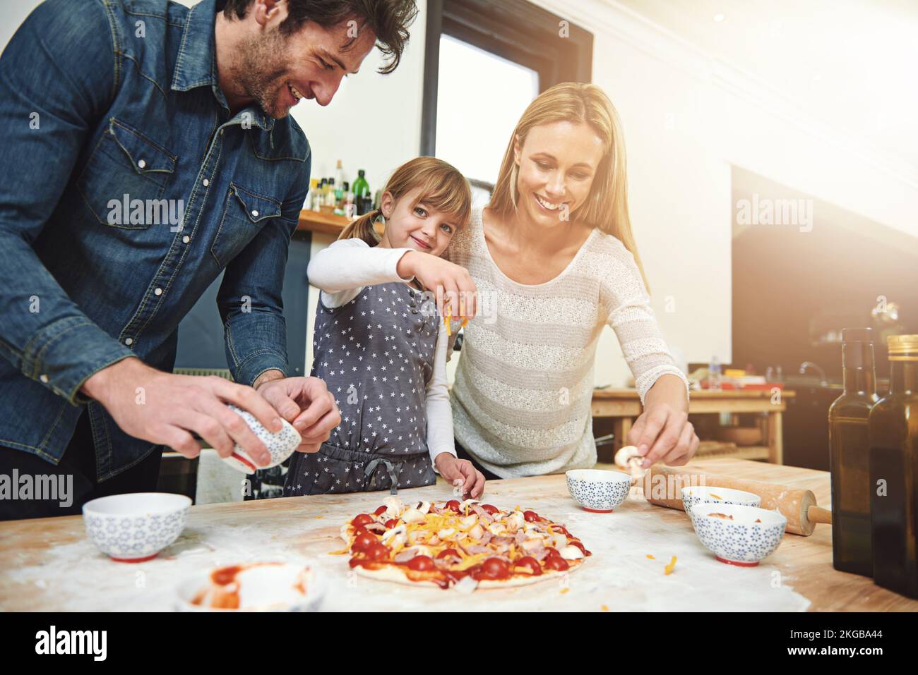 Profitez de la vie, de son délicieux. une famille savourant une pizza à la maison. Banque D'Images