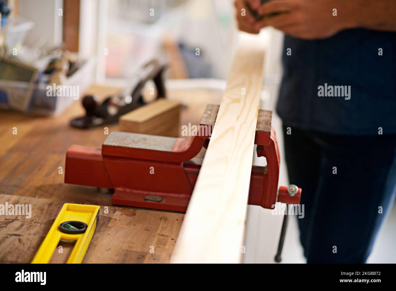 Outils de son métier. un charpentier travaillant avec une planche de bois. Banque D'Images
