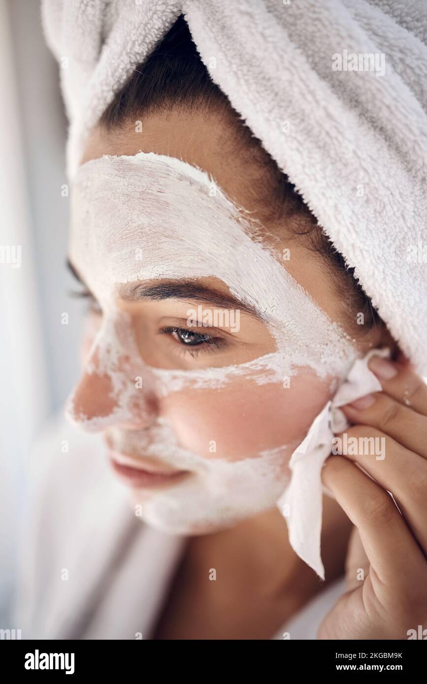 Soin du visage, soin de la peau et femme épluchant un masque pour la beauté dans un soin de toilettage avec des produits de dermatologie. Décontracté, crème et jeune fille avec des tissus Banque D'Images