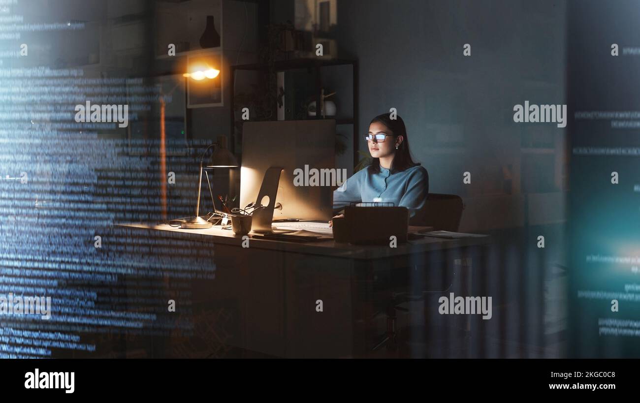 Femme d'affaires, ordinateur ou codage dans le bureau de nuit pour le marketing numérique web design, 3D programmation de base de données ou transformation numérique. Programmeur Banque D'Images