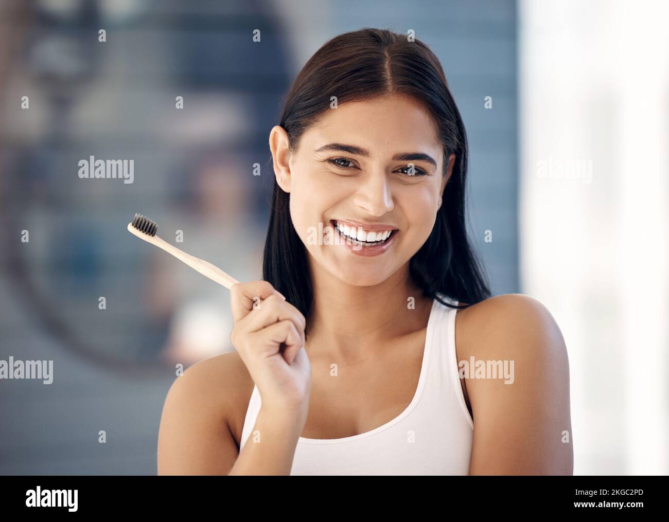 Santé bucco-dentaire, dents saines et femme avec brosse à dents, soins dentaires, hygiène et toilettage avec une respiration fraîche. Propre, sourire et bien-être avec soin de la bouche Banque D'Images