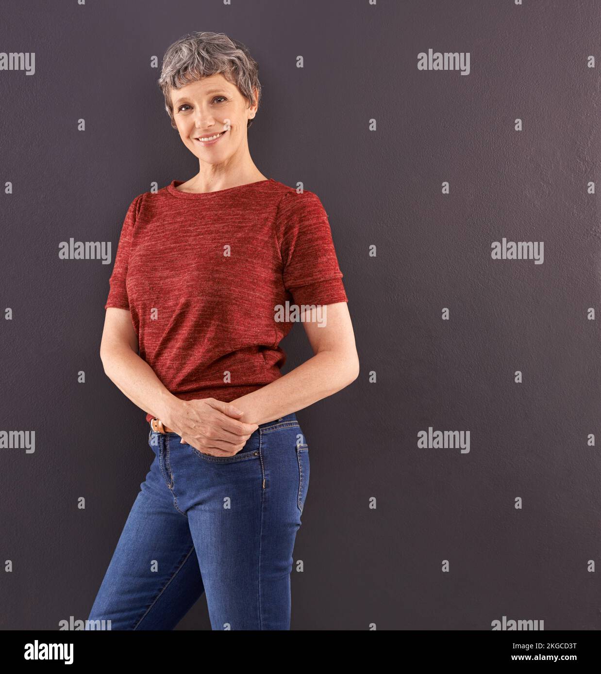 La confiance est belle. Portrait studio d'une femme âgée confiante sur fond gris. Banque D'Images