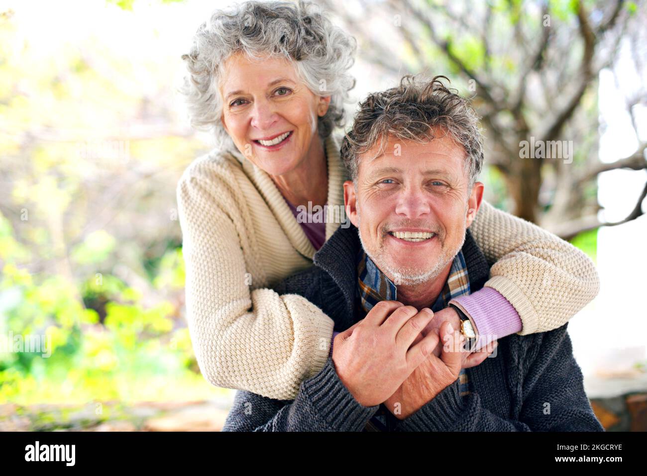 Le vieillissement des oiseaux d'amour. Portrait d'un couple senior marié et marié à l'extérieur. Banque D'Images