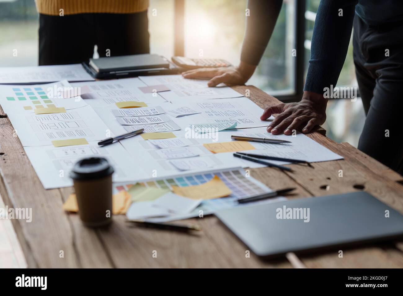 Groupe de développeurs ux et de concepteurs d'interface utilisateur remue-méninges sur la conception d'interface d'application au bureau moderne. Agence de développement numérique créatif Banque D'Images