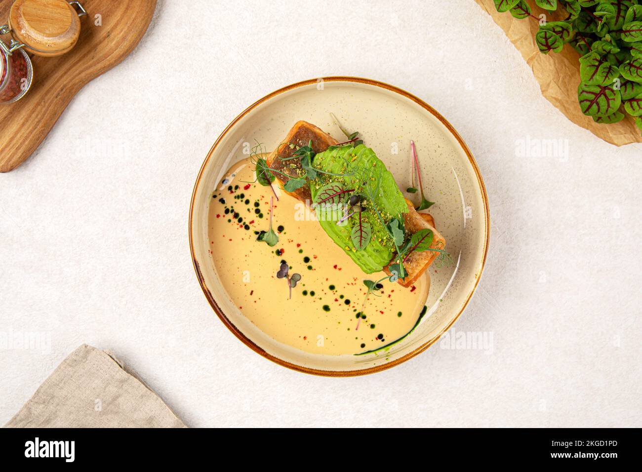 Portion de truite gastronomique et avocat Banque D'Images