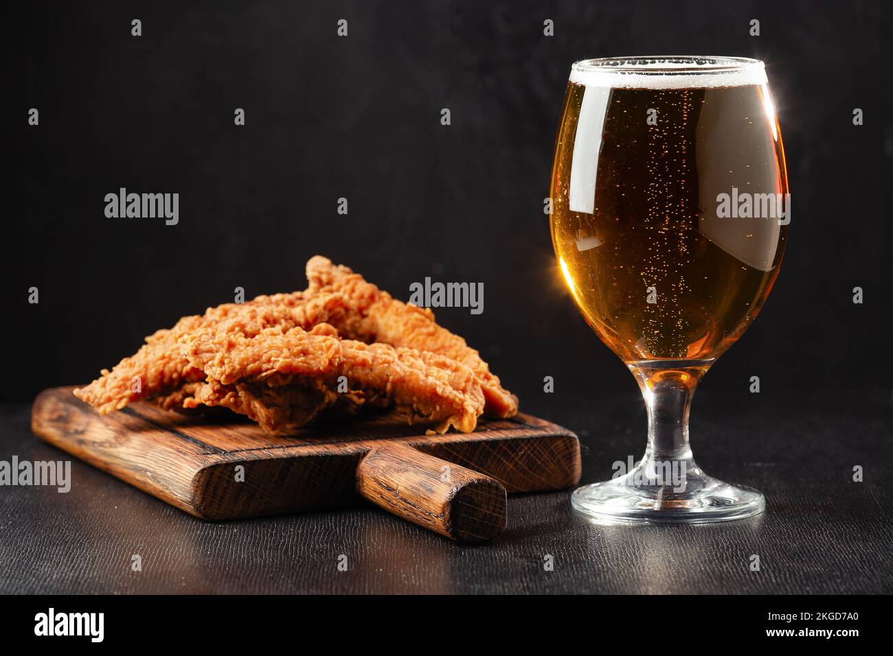 bouteille de bière et différents en-cas sur une table rustique en bois. Vue de dessus. Photo de haute qualité Banque D'Images