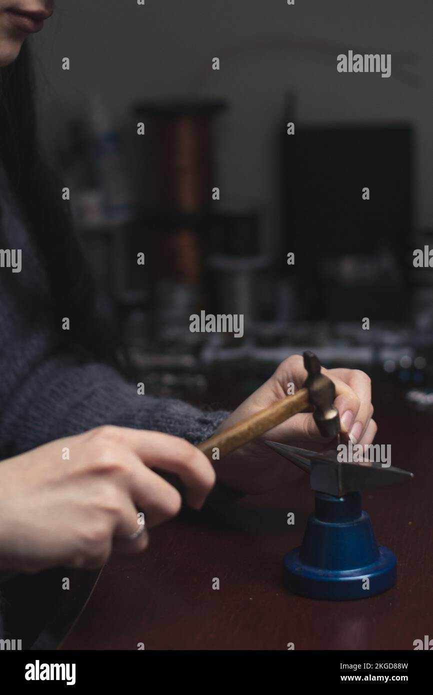 Gros plan faisant des bijoux en fil de fer concept photo Banque D'Images