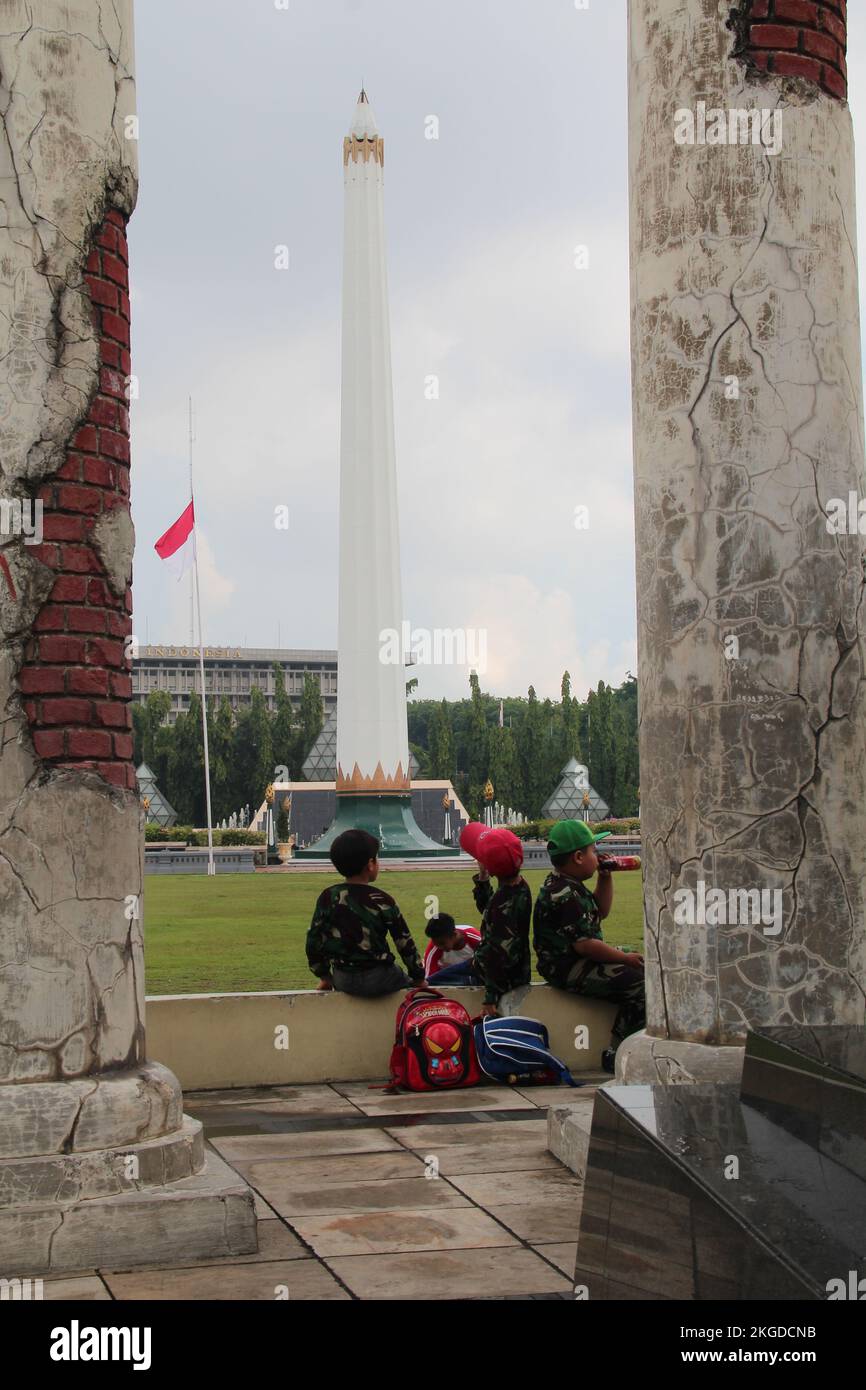 SURABAYA, INDONÉSIE - 20 avril 2018 : les gens se détendent sur place Tugu Pahlawan - Monument national à Surabaya, jour des héros. Banque D'Images