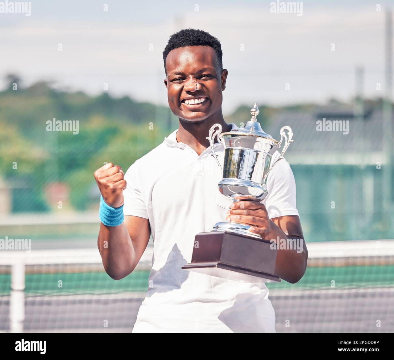 Célébration, tennis et homme noir avec trophée sur le terrain après le succès, la réussite et le tournoi gagnant. Fitness, champion et joueur de tennis avec Banque D'Images