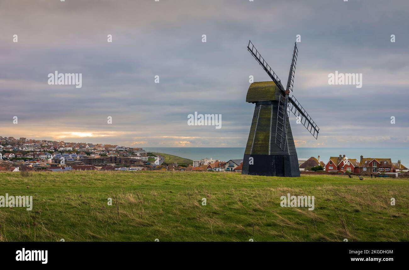 Le moulin à vent Rotingdean se lève au lever du soleil sur Beacon Hill Brighton, au sud-est de l'Angleterre Banque D'Images