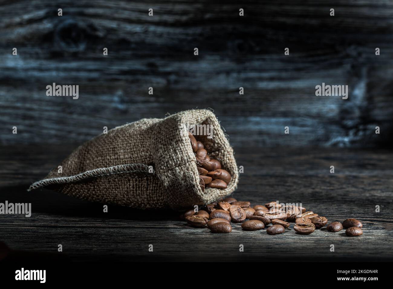grains de café dispersés dans le sac Banque D'Images