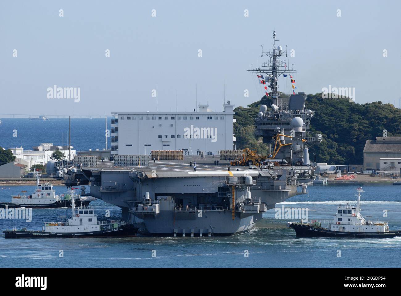 Préfecture de Kanagawa, Japon - 21 octobre 2007 : USS Kitty Hawk de la marine des États-Unis (CV-63), porte-avions de la classe Kitty Hawk. Banque D'Images