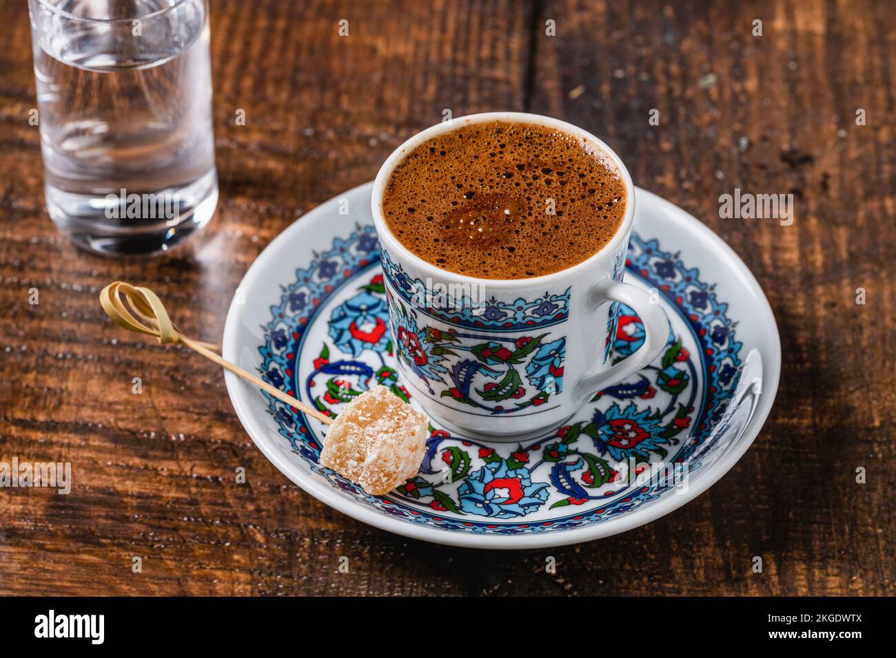 Café turc dans une tasse de café classique avec eau et délice turc sur une table en bois Banque D'Images