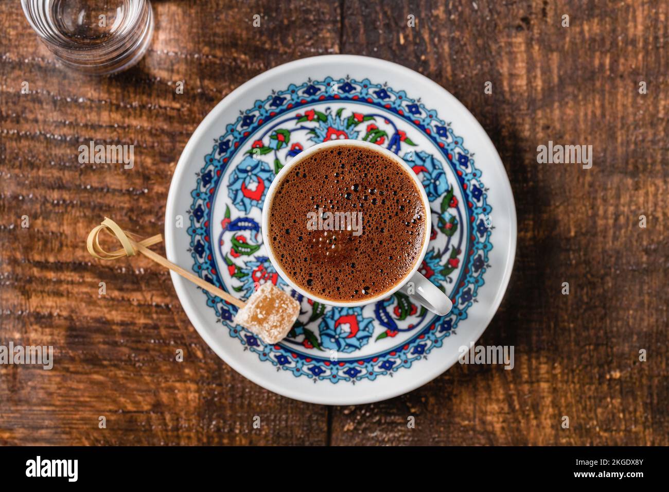 Café turc dans une tasse de café classique avec eau et délice turc sur une table en bois Banque D'Images