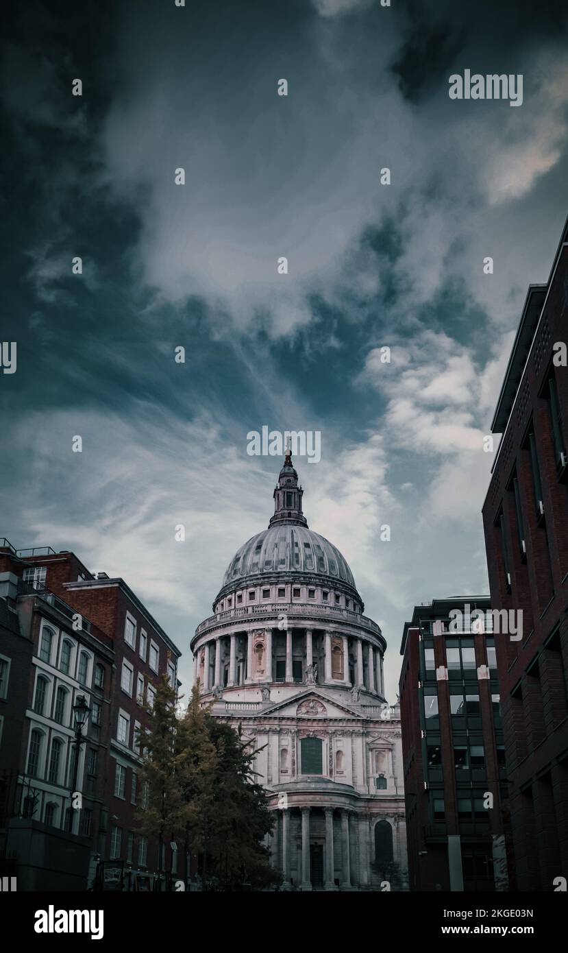 Une photo verticale de St. Cathédrale de Paul contre un ciel nuageux Banque D'Images