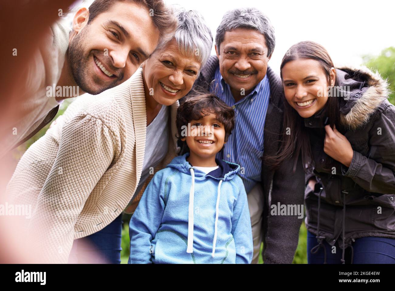 C'est une famille très unie, une famille multigénérationnelle qui se pose pour un autoportrait. Banque D'Images