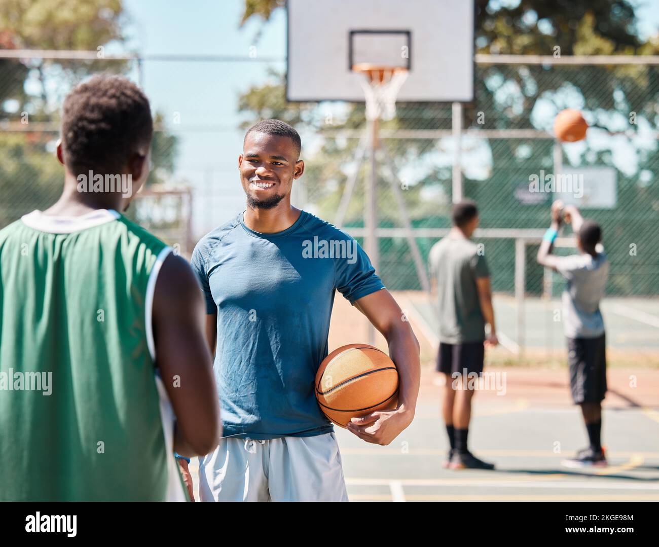 Basket-ball, sport et conversation avec des amis noirs sur un terrain avant un match de compétition ensemble. Fitness, équipe et exercice avec un basket-ball masculin Banque D'Images