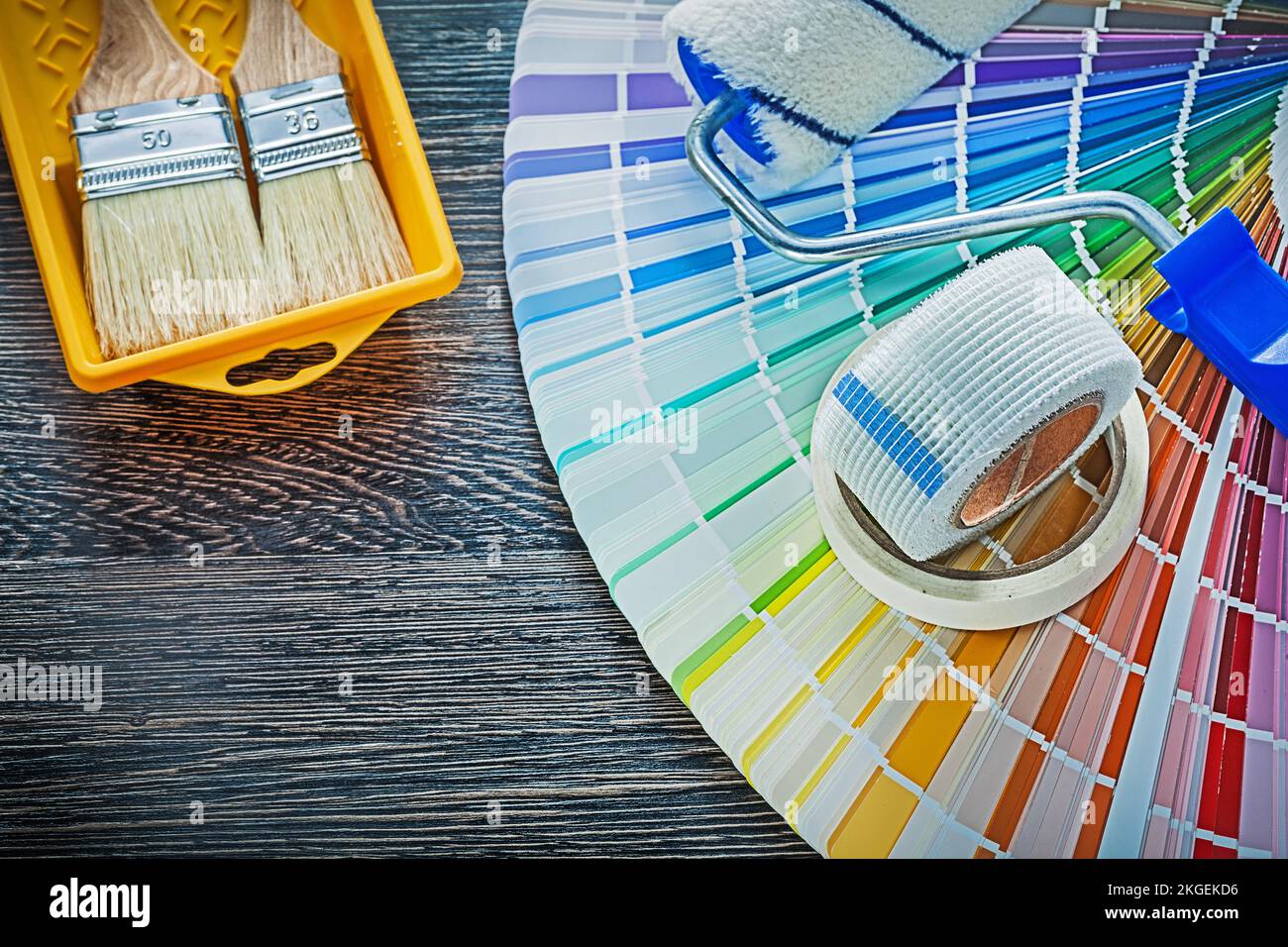 outils de peinture sur panneau en bois noir. Banque D'Images