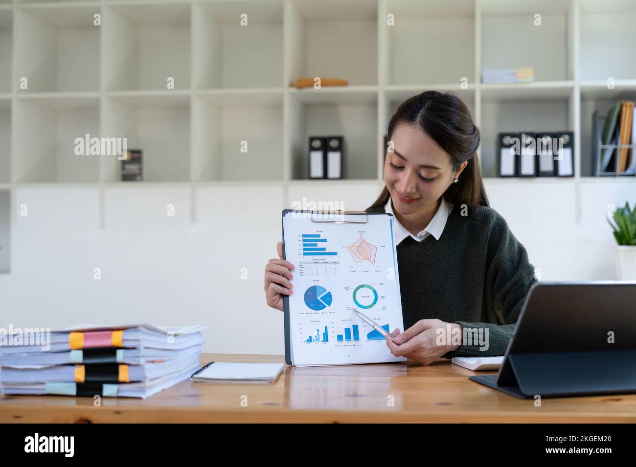 belle femme d'affaires asiatique présente le travail. employée professionnelle montrant des informations sur papier à l'équipe de réunion en ligne. employé de bureau Banque D'Images