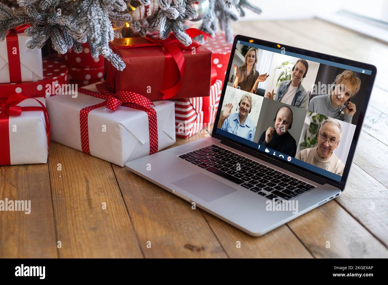 Les personnes en conversation virtuelle avec leur famille et leurs amis  échangeant des cadeaux et célébrant le Noël virtuel en ligne en raison de  la distance sociale et du coronavirus Photo Stock -