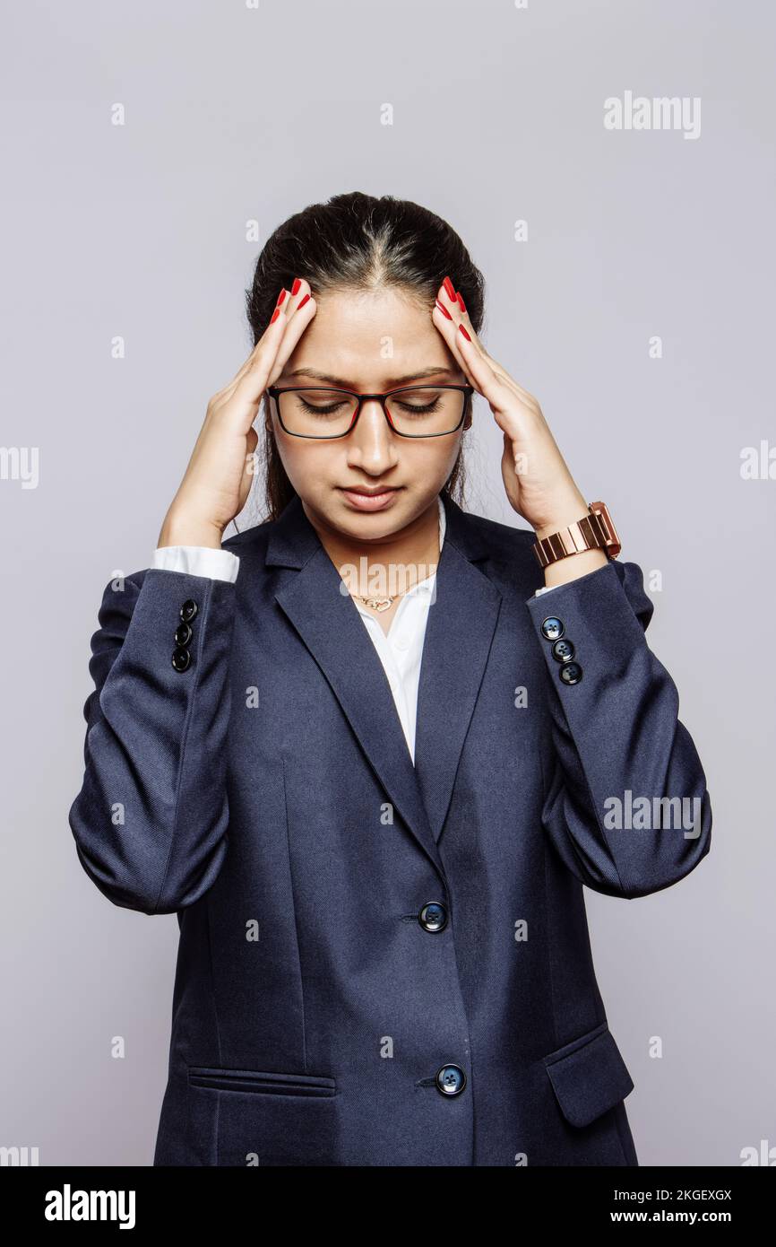 Professionnel féminin en difficulté submergé par les défis de travail et l'épuisement mental, trouvant difficile d'équilibrer carrière et vie personnelle Banque D'Images