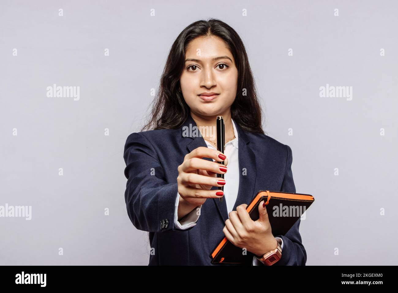 Fille indienne de l'institution financière offrant Pen pour signature, signifiant approbation et de nouvelles opportunités dans l'éducation financière, prêt professionnel. Banque D'Images