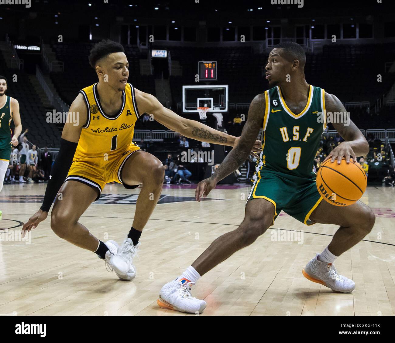 Kansas City, Missouri, États-Unis. 22nd novembre 2022. San Francisco Dons Guard Khalil Shabazz #0 (r) cherche une ouverture contre la défense de Wichita State Shockers Guard Xavier Bell #1 (Credit image: © Serena S.Y. Fil de presse HSU/ZUMA) Banque D'Images