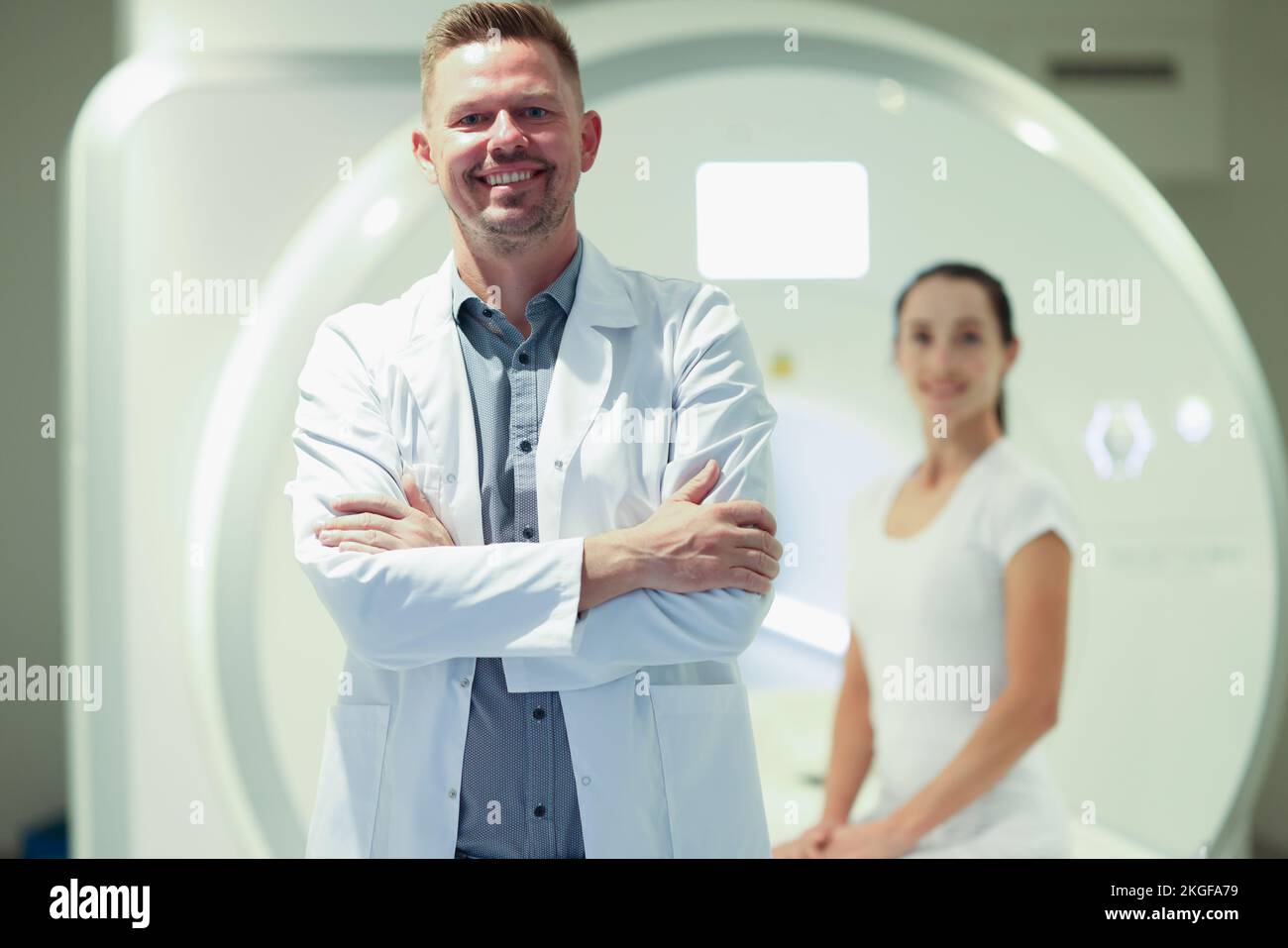 Un thérapeute ou un spécialiste en irm heureux avec un patient à la clinique Banque D'Images