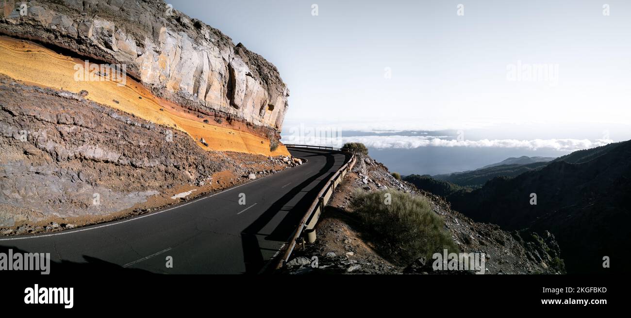 Panorama de la route dangereuse de montagne avec espace texte Banque D'Images