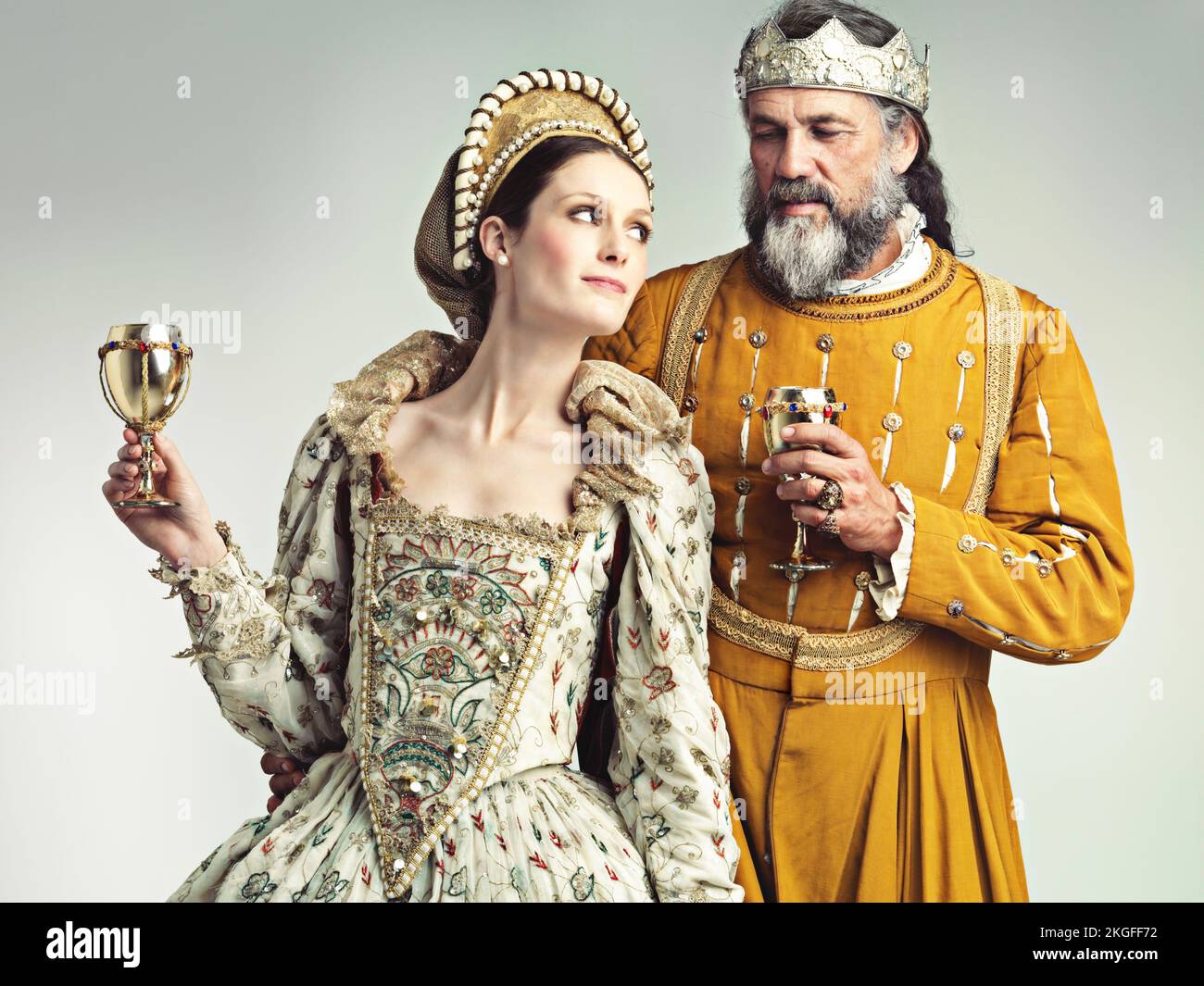 Heres à une longue vie sur le trône. Studio photo d'un roi et d'une reine en train de boire des gobelets. Banque D'Images