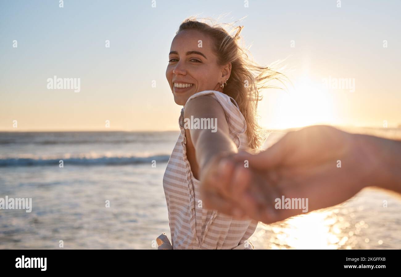 Couple à la plage, tenant les mains et l'amour au coucher du soleil, Voyage ensemble et aventure avec portrait de vacances romantique. Relation avec les soins, l'océan et Banque D'Images