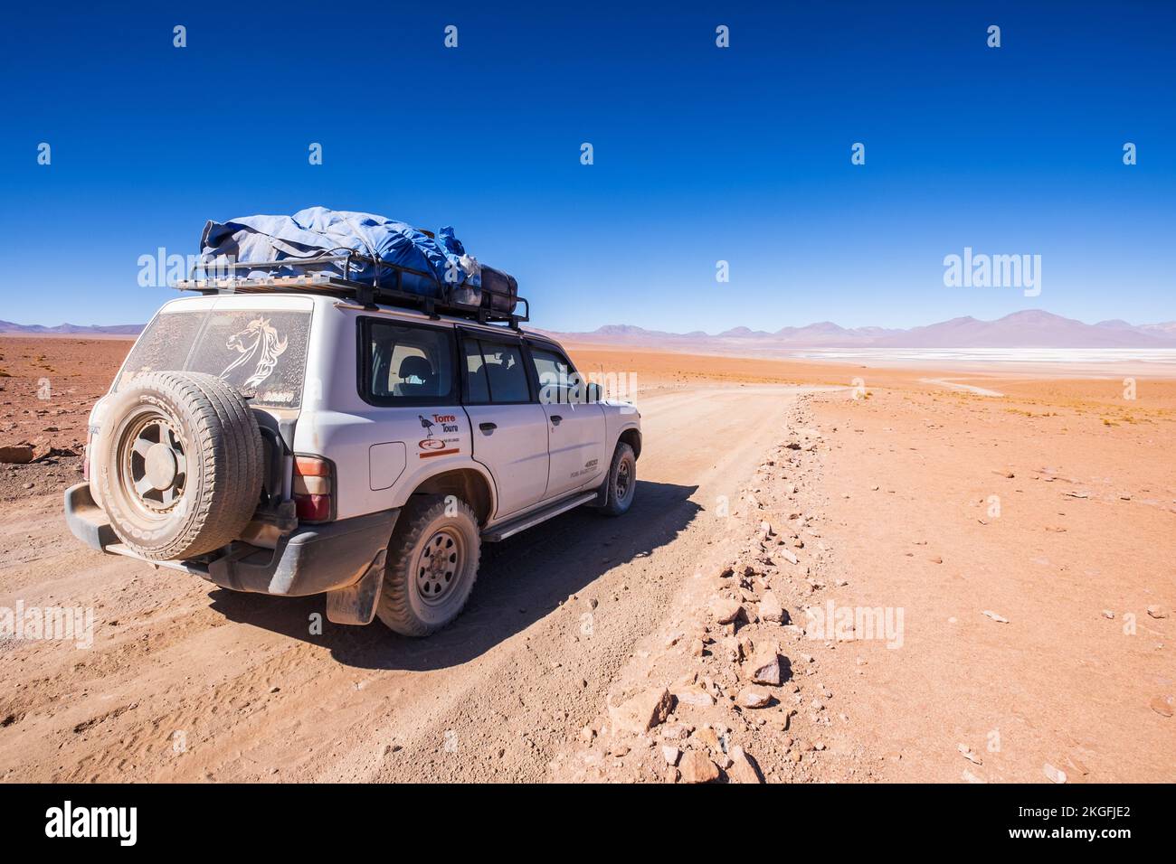 Véhicule tout terrain Nissan Patrol of Torre Tours à un arrêt lors de la visite guidée d'Uyuni en Bolivie Banque D'Images