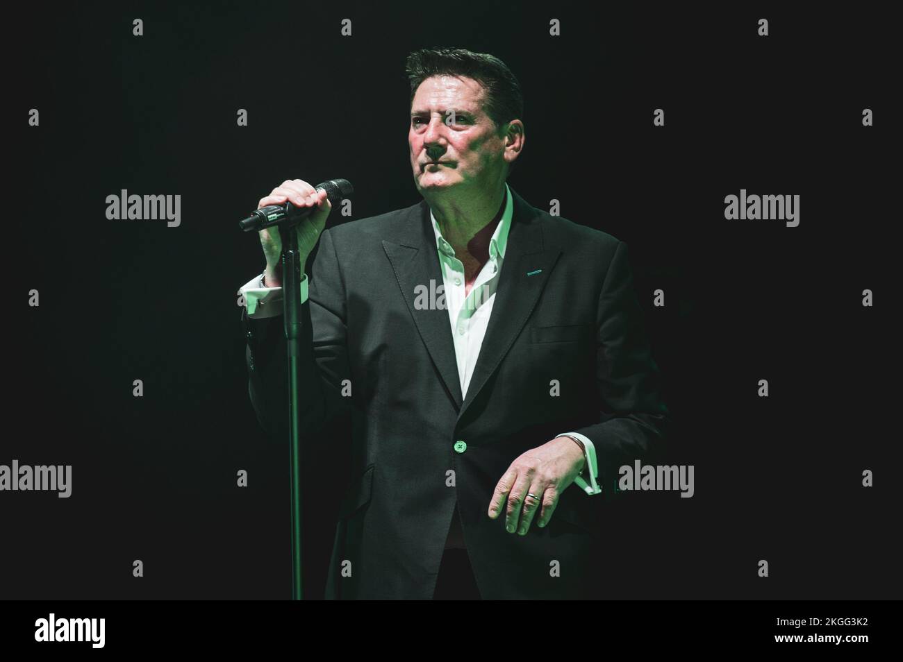 ITALIE, TURIN, NOVEMBRE 22nd 2022 : le chanteur de pop britannique Tony Hadley, ancien chanteur principal du New Romantic Ballet Spandau, se présentant en direct sur scène pour sa tournée du « 40th anniversaire », ainsi que « The famolous TH Band ». Banque D'Images