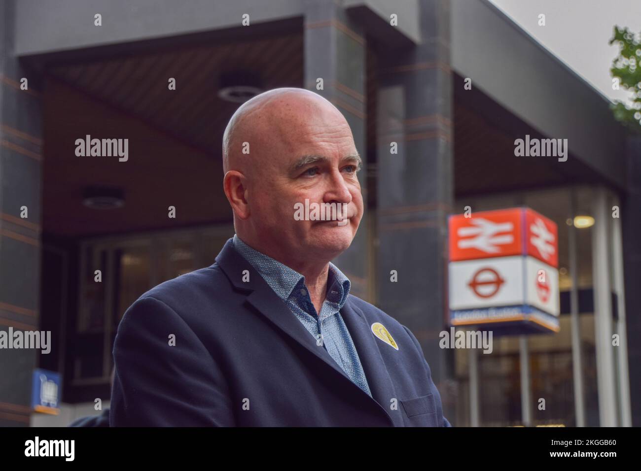 Londres, Royaume-Uni. 27th juillet 2022. Mick Lynch, secrétaire général du RMT, donne un entretien à l'extérieur de Euston Station, alors que la grève nationale des chemins de fer sur les salaires et les conditions de travail frappe le Royaume-Uni. Banque D'Images