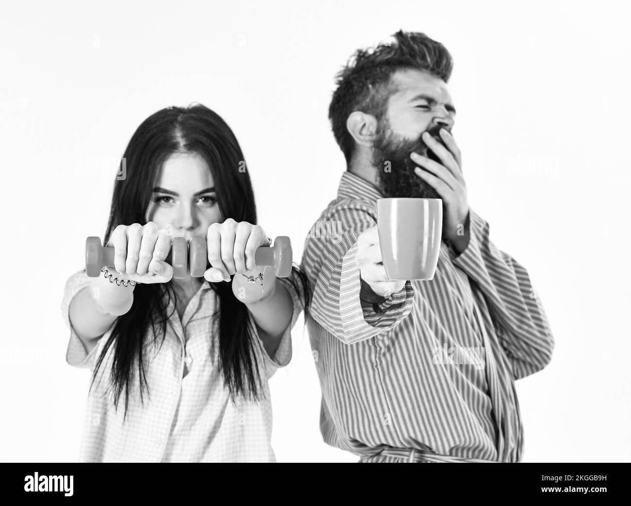 Couple, famille offre une source d'énergie alternative. Couple amoureux en pyjama, peignoir isolé sur fond blanc. Concept de mode de vie alternatif Banque D'Images