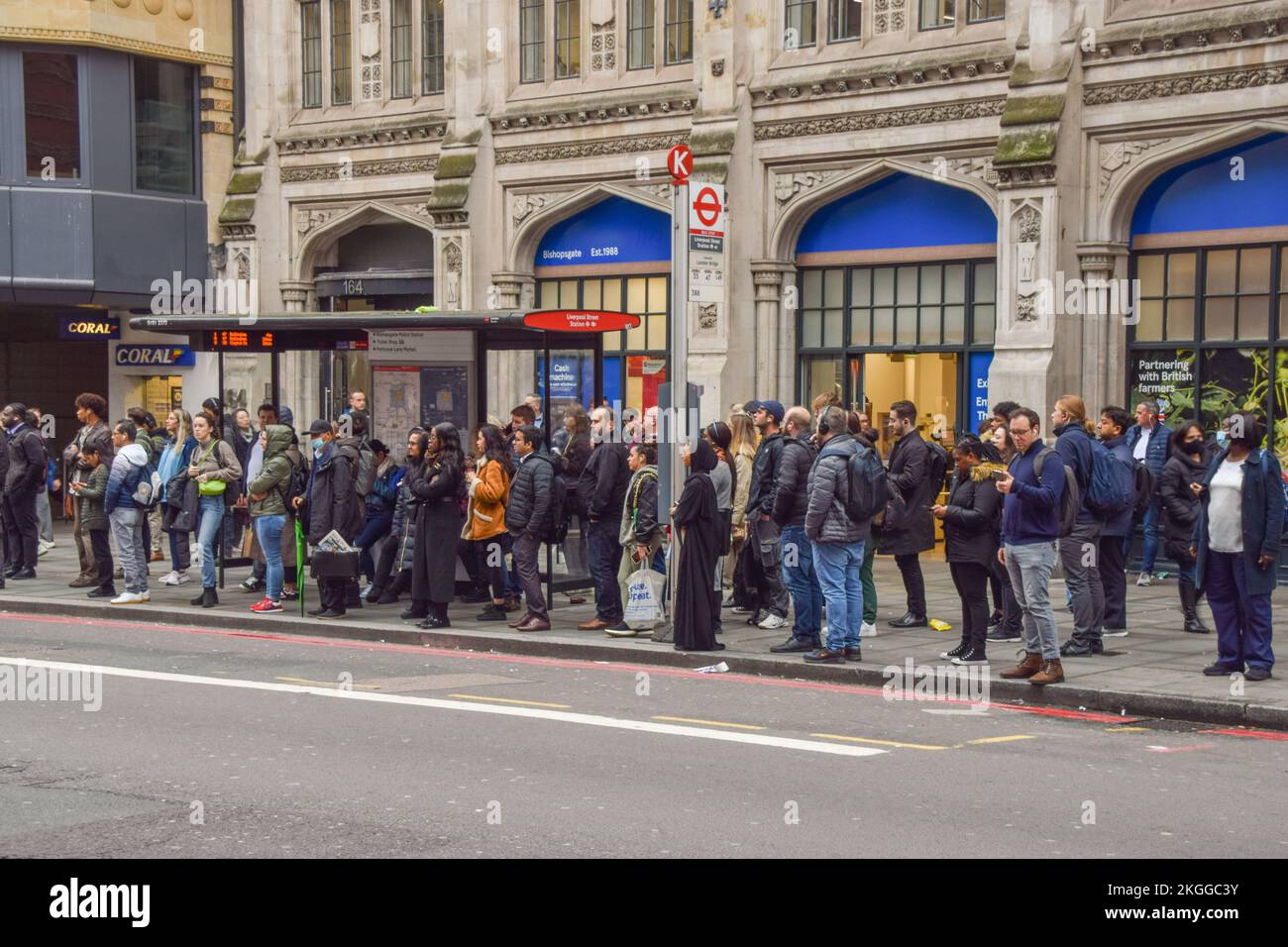 Londres, Royaume-Uni. 10th novembre 2022. Les voyageurs attendent des bus devant la gare de Liverpool Street Station, une autre grève du métro perturbe les déplacements dans la capitale. Banque D'Images
